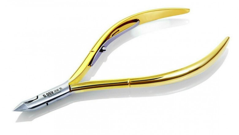 The Rise of Mini Cuticle Nippers in New York's DIY Manicure