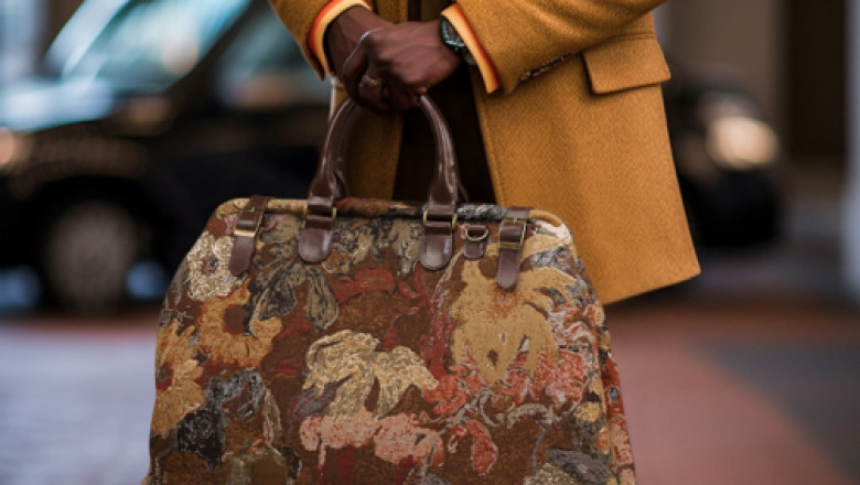 The Ultimate Guide to Work Tote Bags: Style, Functionality, and Elegance
