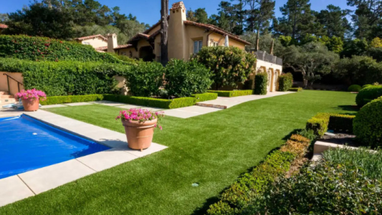 Designing a Modern Outdoor Space with Synthetic Grass and Hardscaping