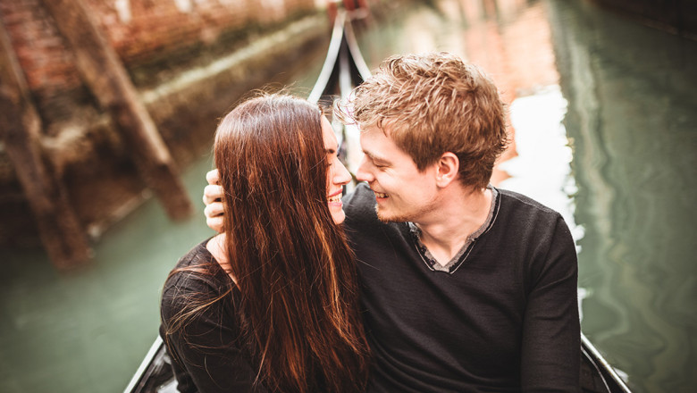 Hire a Paris Photographer | Eiffel Tower Photoshoot Made Easy