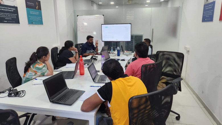 Is this data analytics course in Noida suitable for beginners?