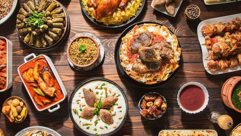 What are the most popular UAE dishes served in traditional restaurants?