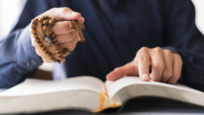 "Real Stories of How the Gift of a Quran Inspired People to Accept Islam"