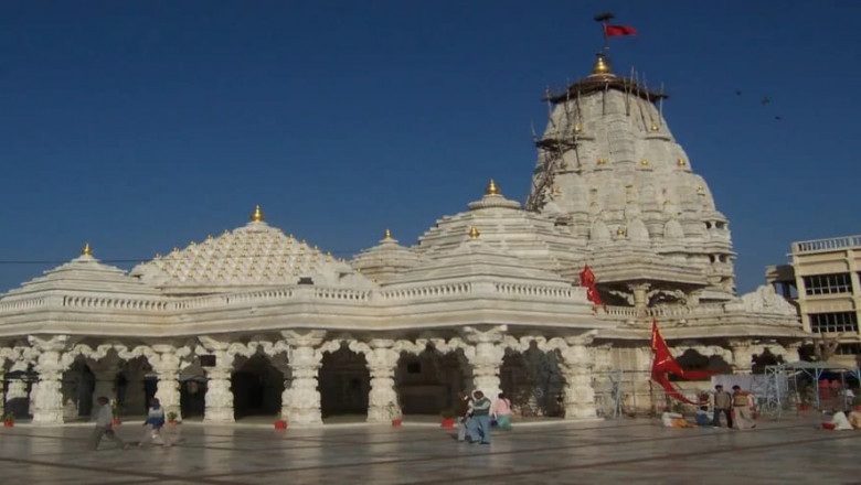 A Divine Blend of Nature and Devotion